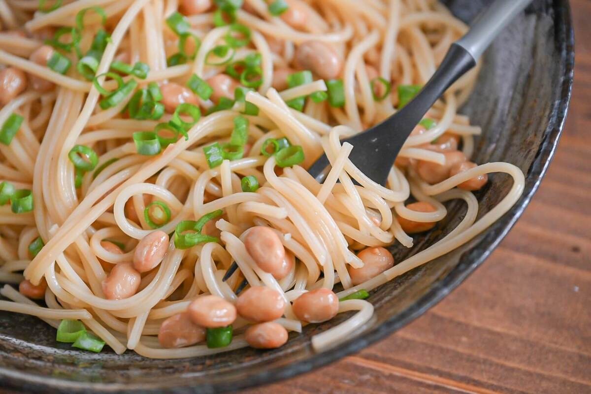 セブン-イレブン公式「レンジでほんとうに美味しい金の納豆パスタ」