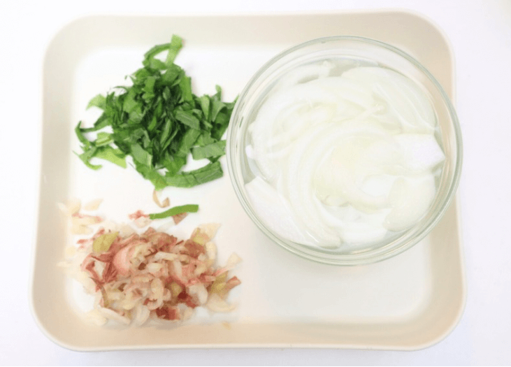「鶏むね肉の冷しゃぶ風・梅香味野菜ダレ」のレシピ