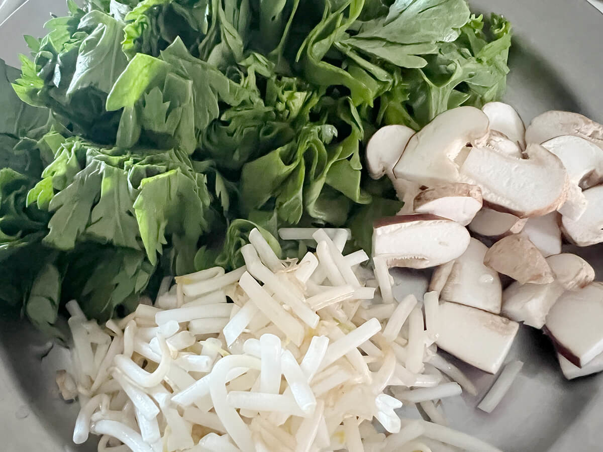 春菊と豚肉の春巻き