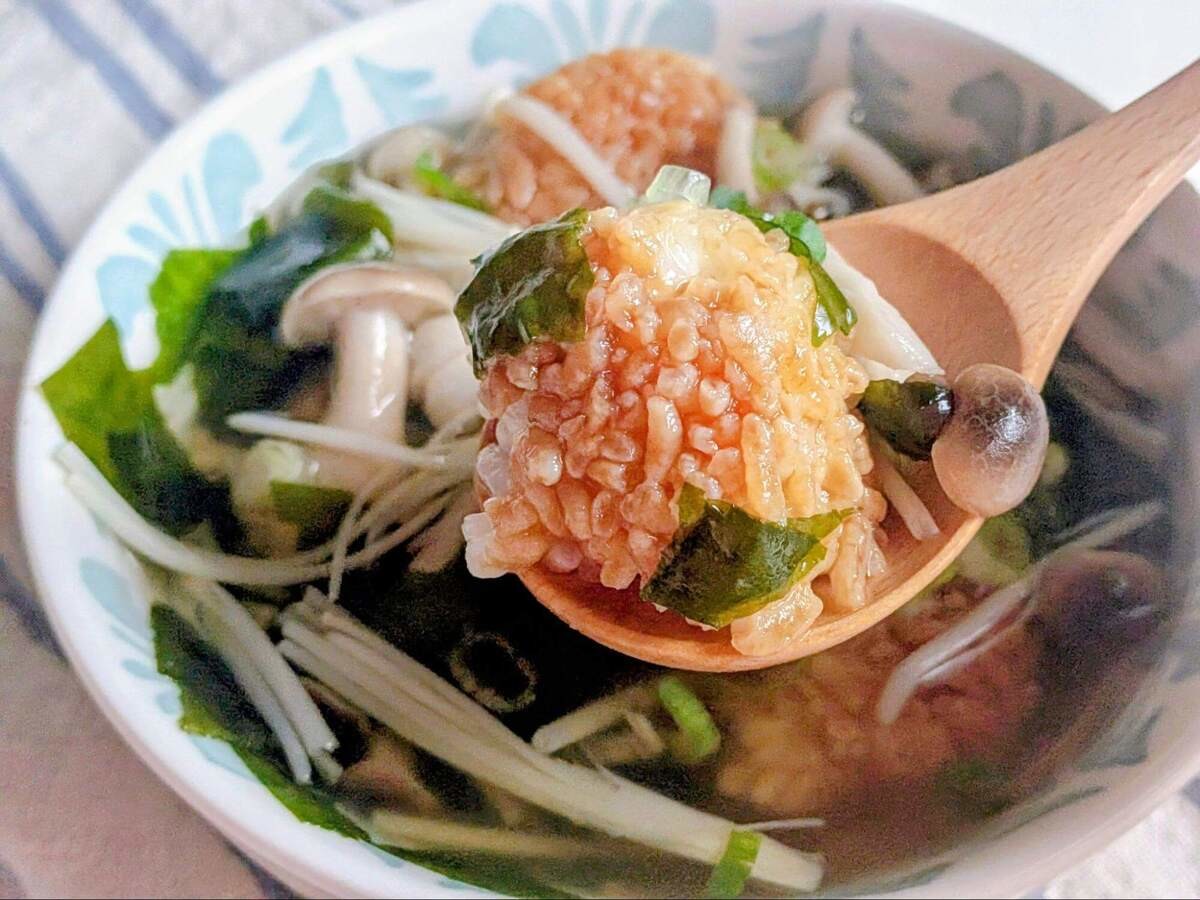 『焼おにぎり』入りわかめスープ