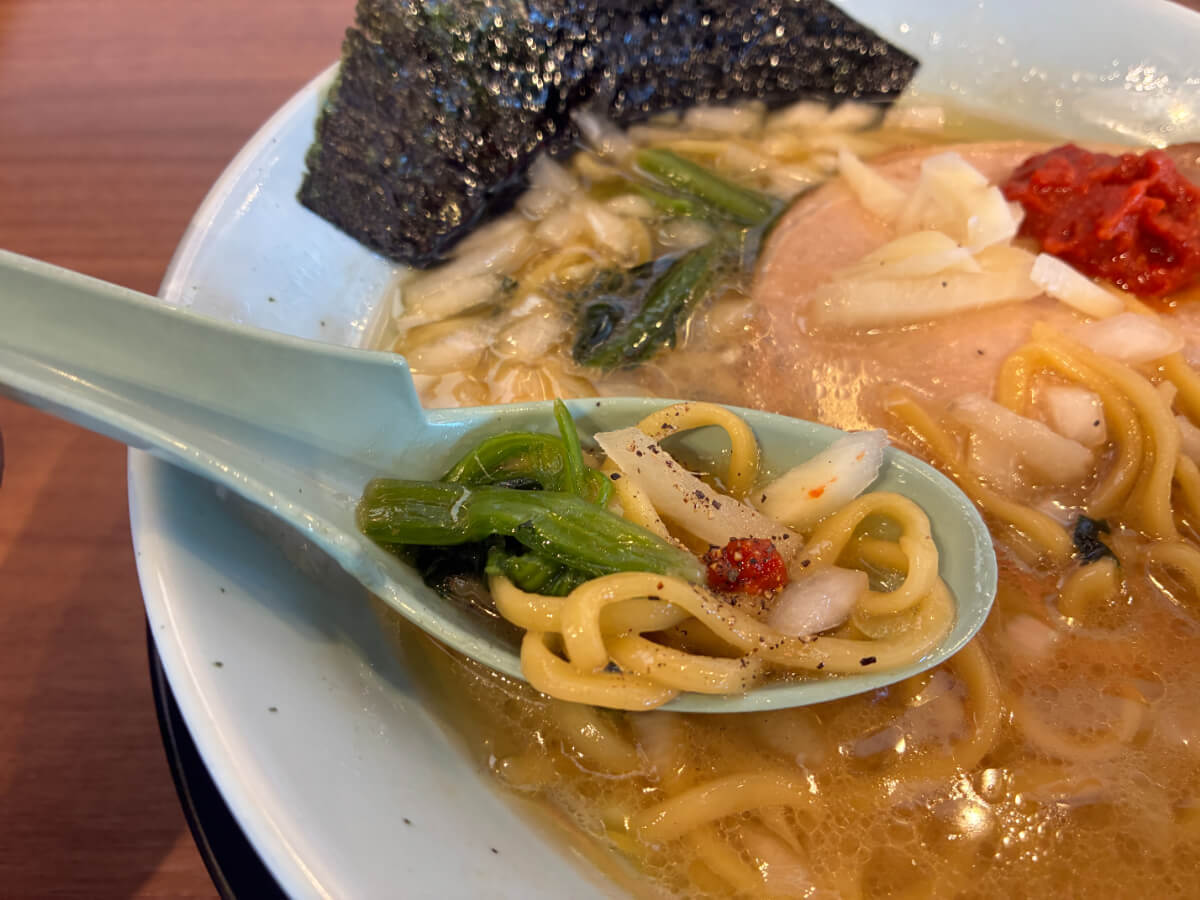 町田商店「豚骨醤油ラーメン＋ライス」の背徳感たっぷりの食べ方