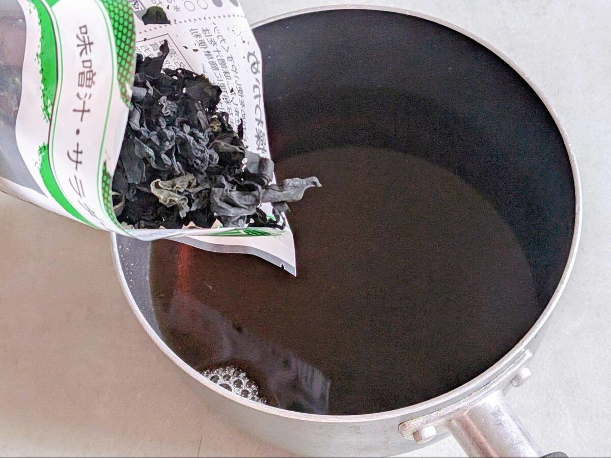 有賀薫さん「ピリ辛海藻の美腸スープ」