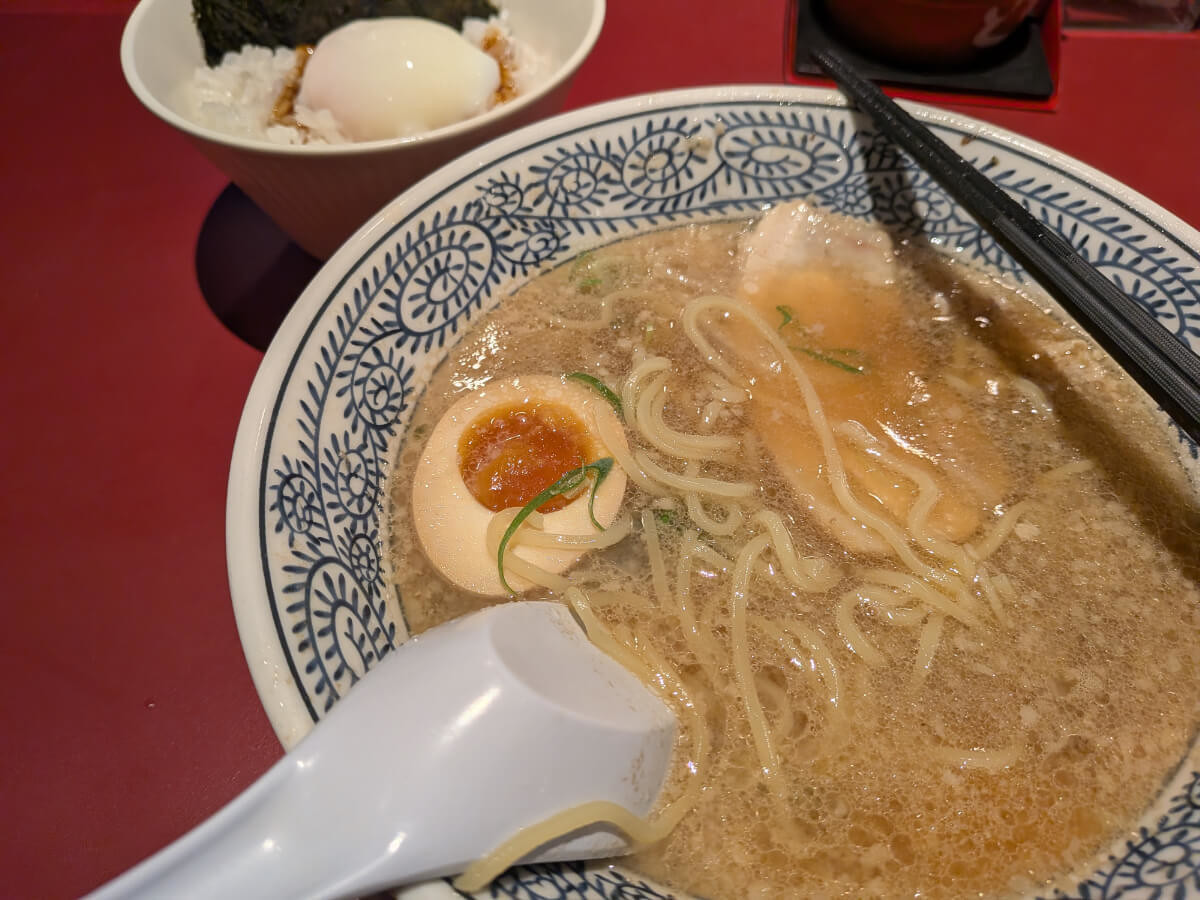 【丸源ラーメン】肉そばと温玉ご飯の魅力