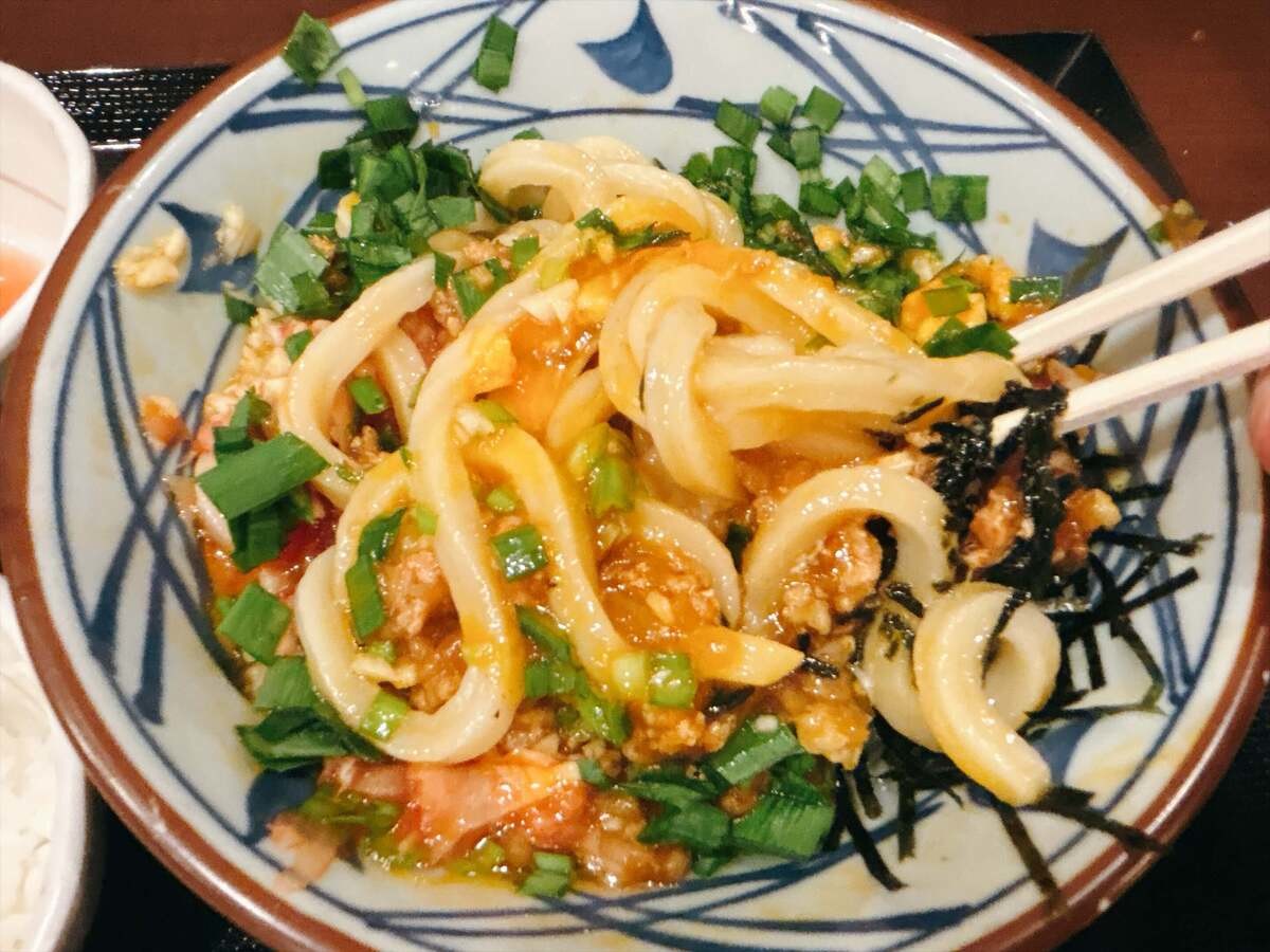 【丸亀製麺】注目の新作「肉辛まぜうどん」を実食レビュー