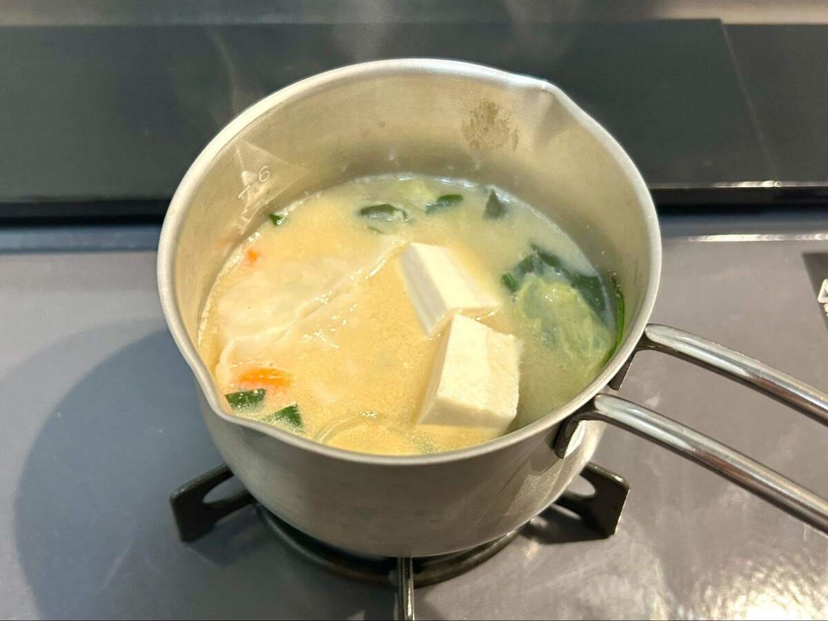 ギョーザの具だくさん豆乳みそスープ