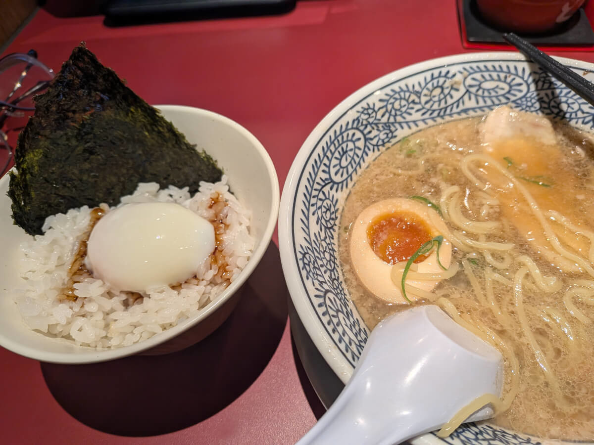 【丸源ラーメン】肉そばと温玉ご飯の魅力
