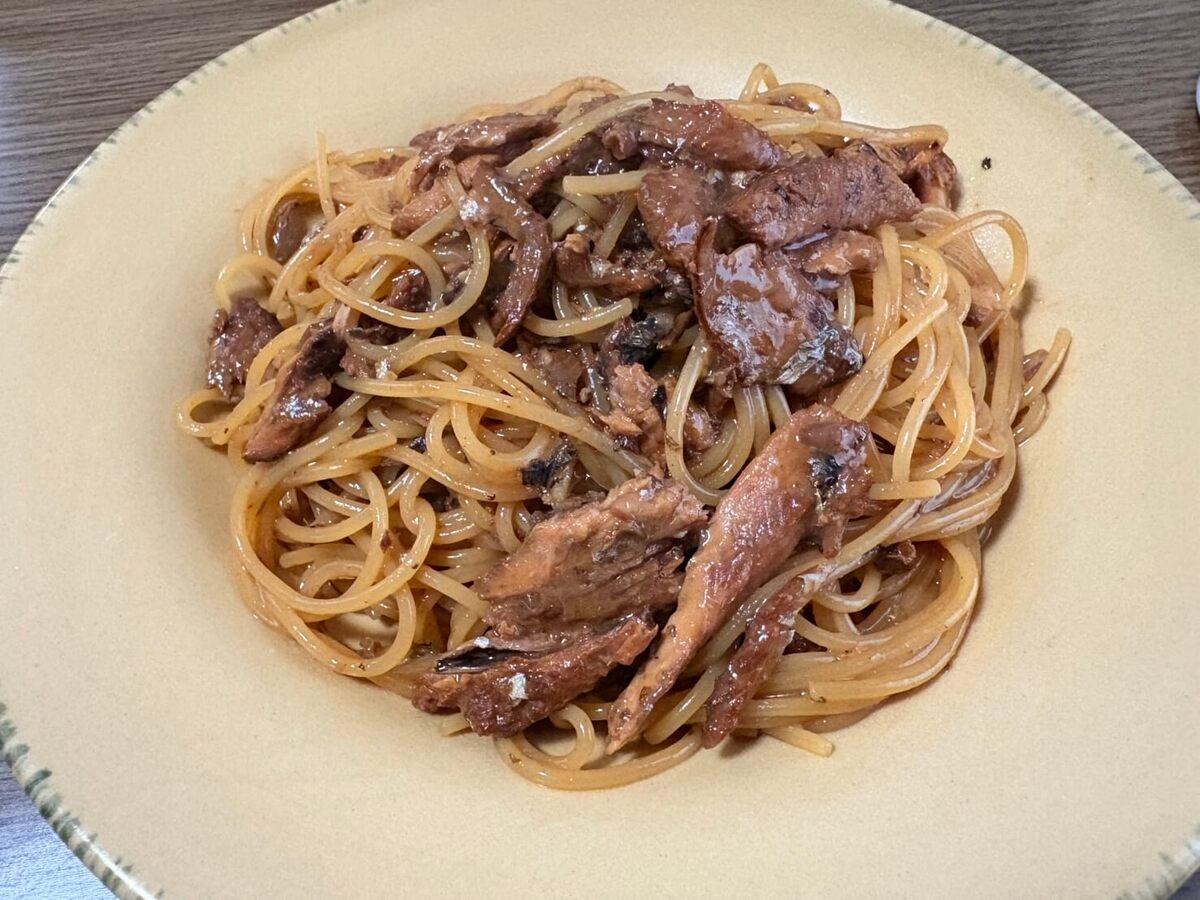 「フライパン1つで完結！サンマ蒲焼缶詰のパスタ」