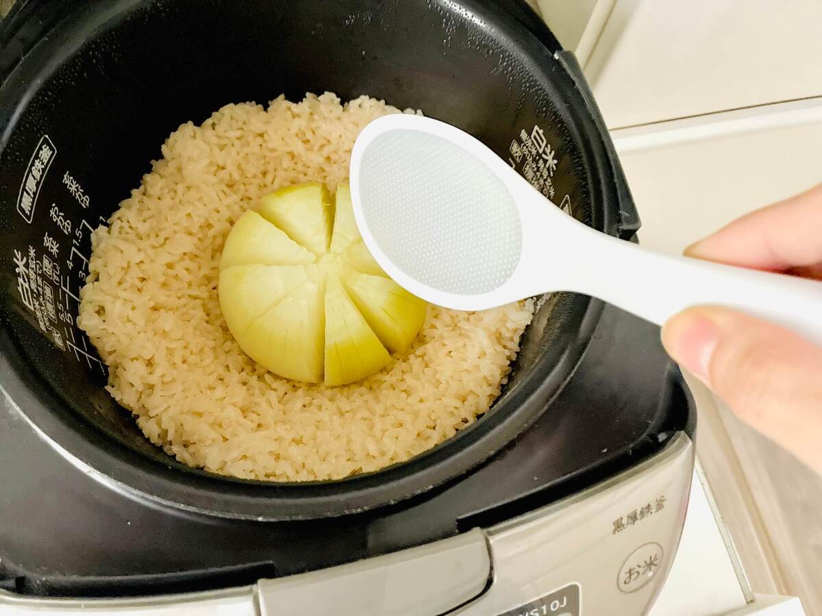 サンドウィッチマン＆芦田愛菜の博士ちゃん「玉ねぎ丸ごと炊き込みご飯」のレシピ