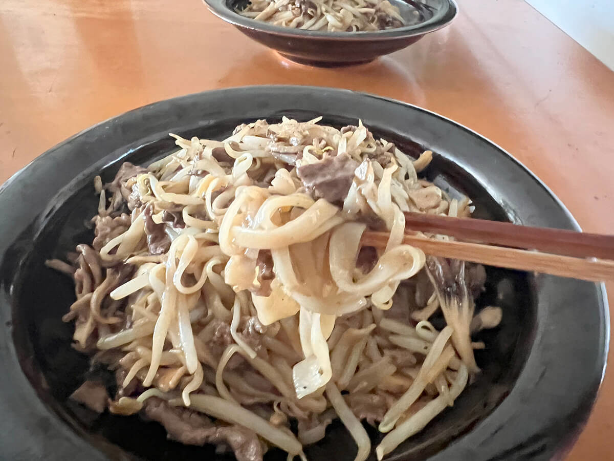 藤井恵さん「牛肉ともやしの焼きうどん」