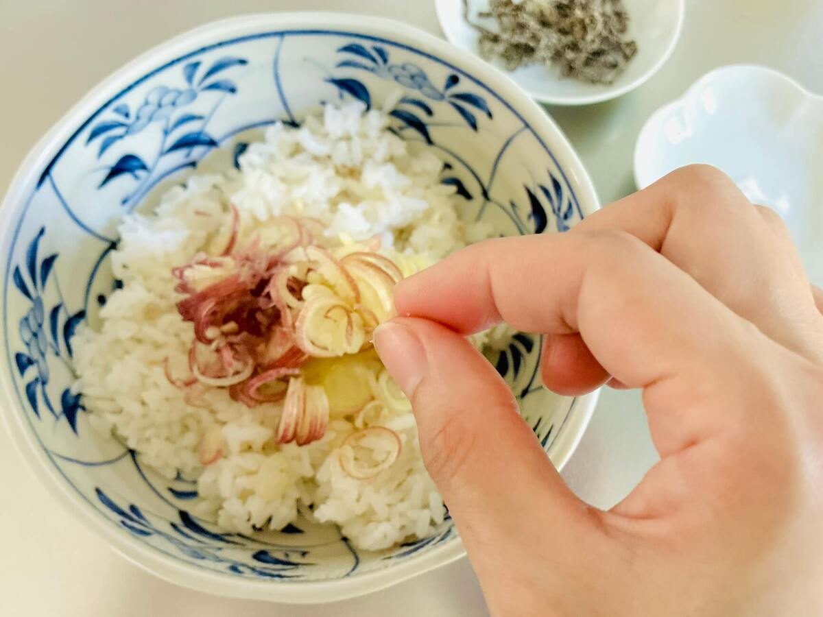 小林まさみさん「みょうがと塩昆布のおにぎり」のレシピ