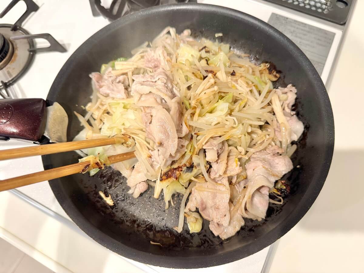 ざく切りキャベツと豚肉の蒸し焼き