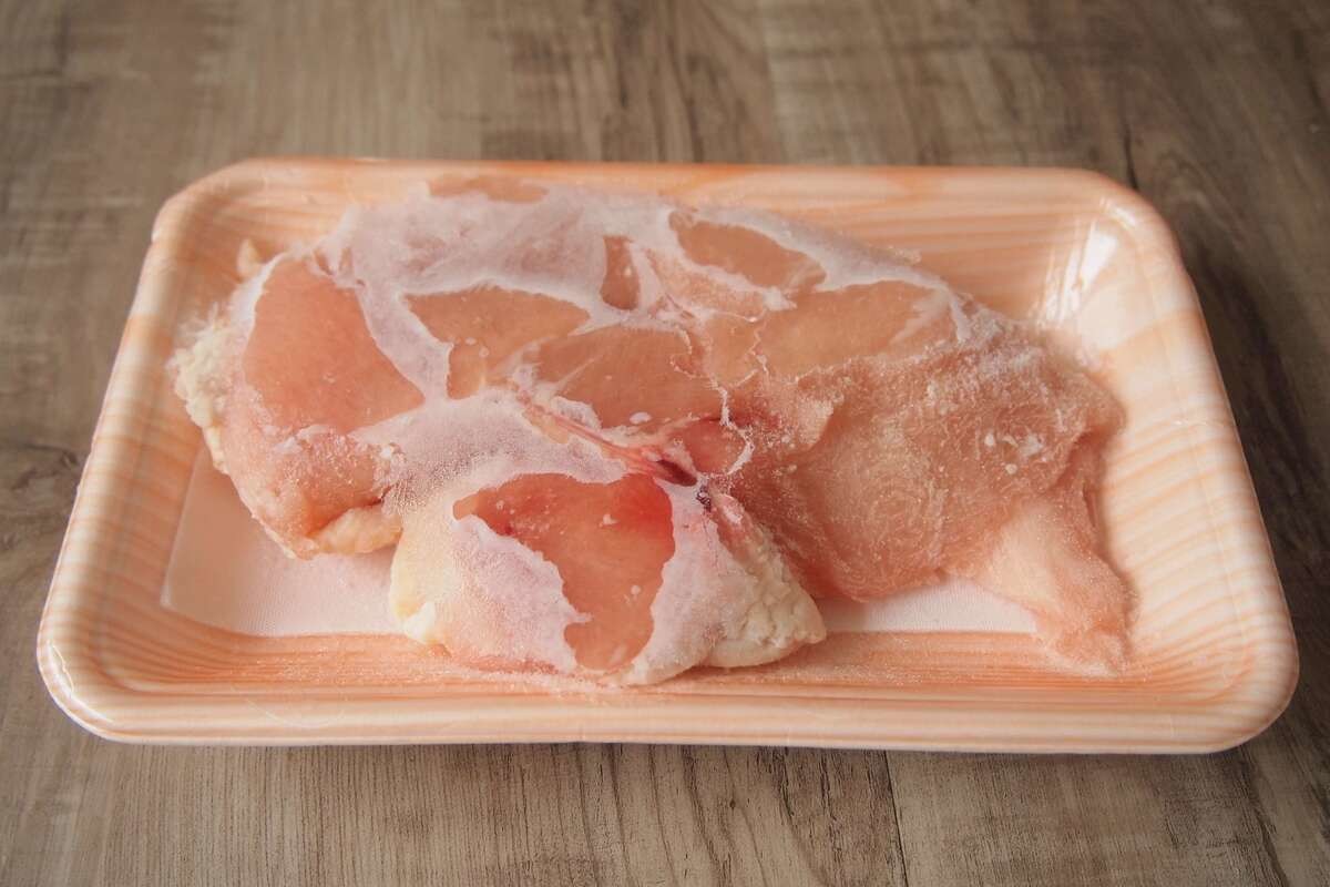 冷凍肉を室温で常温解凍するリスクと、より安全な解凍方法