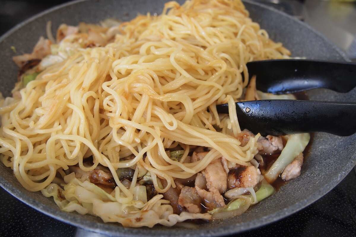 菰田欣也さん「豚肉とキャベツの焼きそば」のレシピ