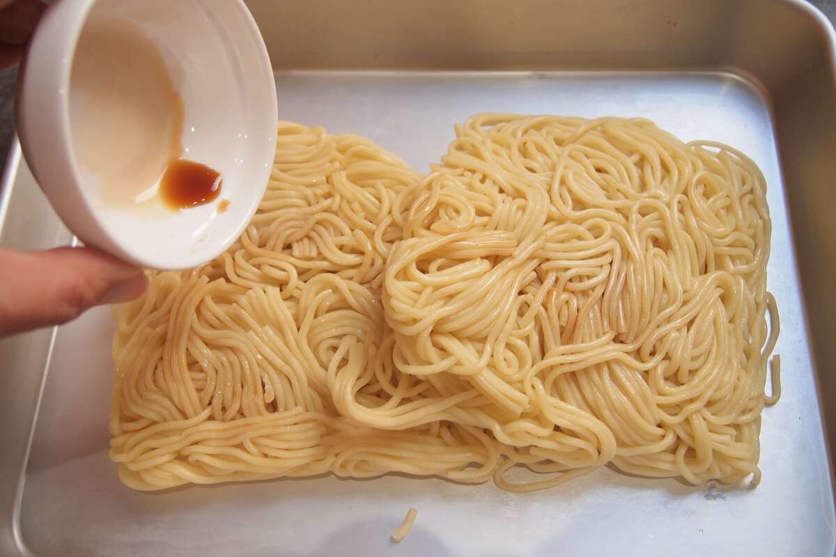 菰田欣也さん「豚肉とキャベツの焼きそば」のレシピ