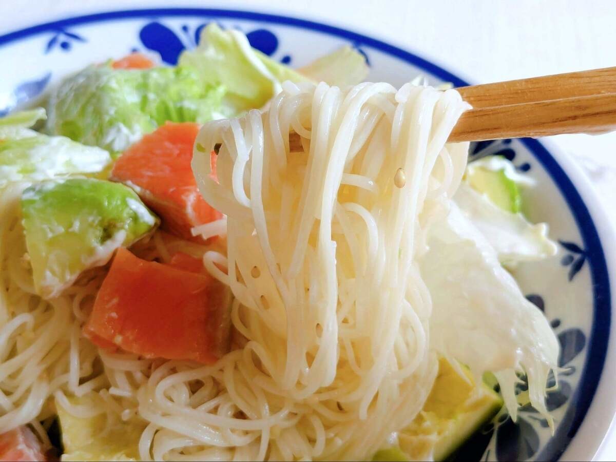 揖保乃糸®公式「サーモンとアボカドのそうめん」のレシピ