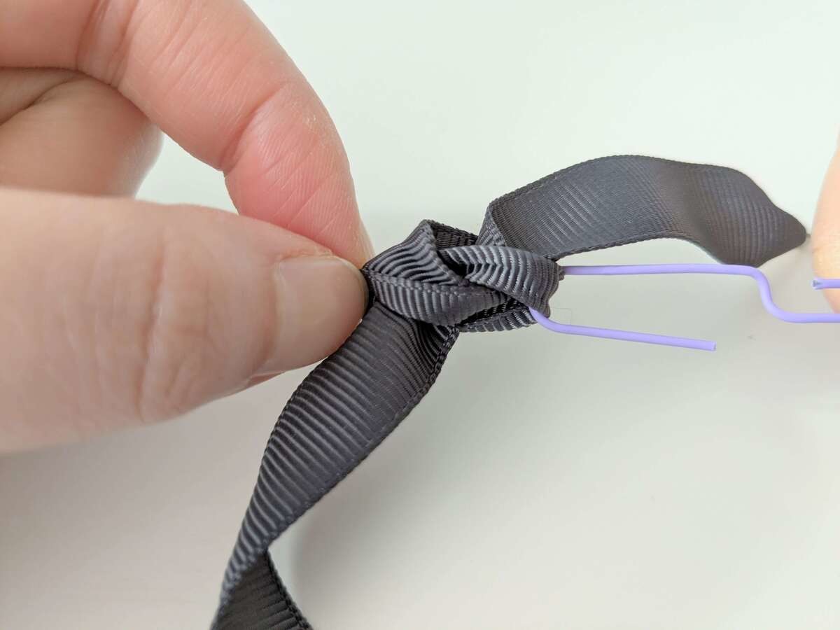 ガチガチに結ばれた紐を一瞬でほどく裏ワザ