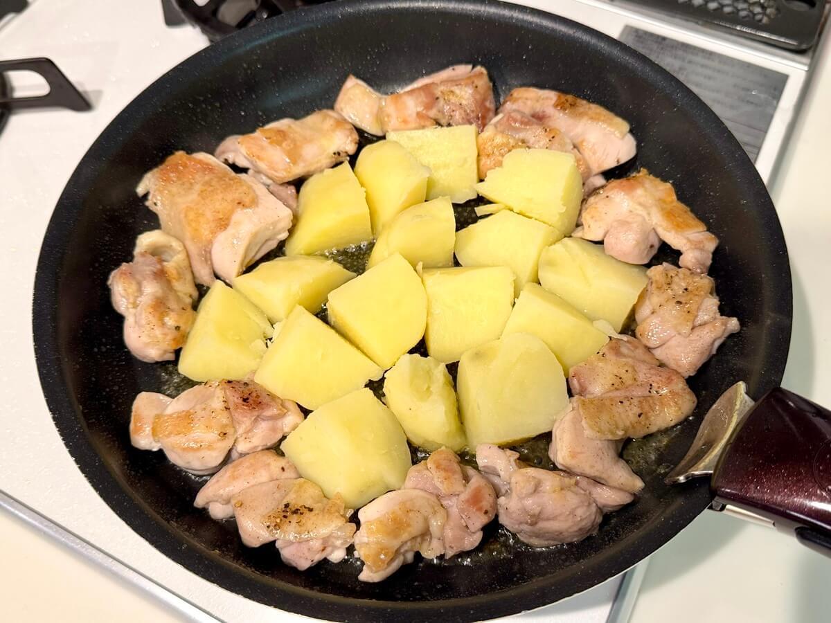 タサン志麻さん「カリカリじゃがいもと鶏のソテー」のレシピ