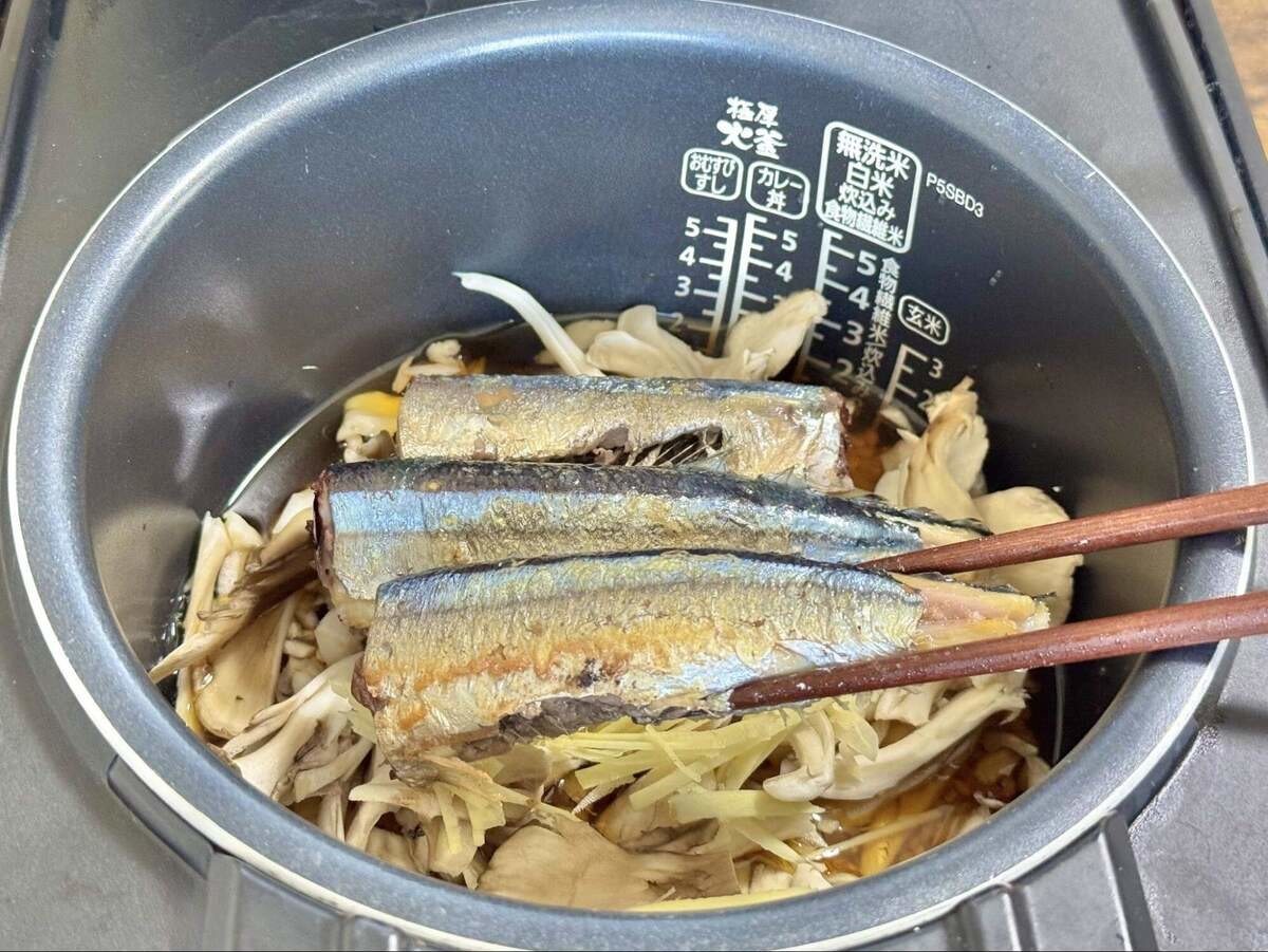 サンマと舞茸の炊き込みご飯