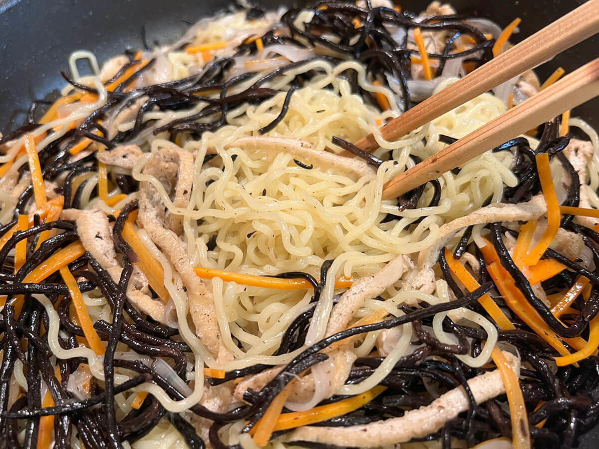 ヒジキと新タマネギの塩焼きそば