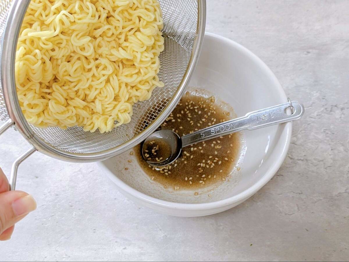 どんな袋麺も美味しくなる簡単油そばの作り方