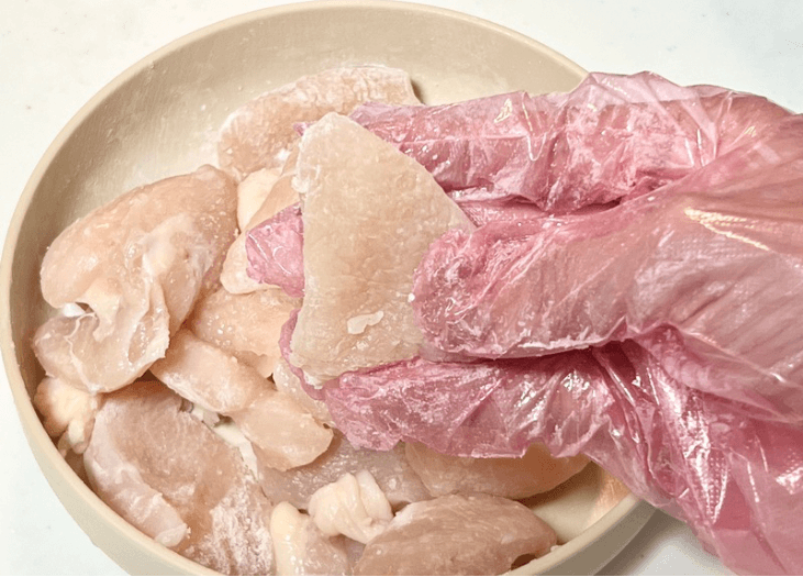 「鶏むね肉の冷しゃぶ風・梅香味野菜ダレ」のレシピ