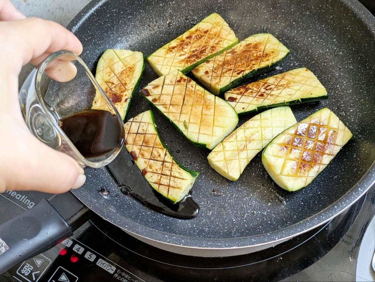 ズッキーニのしぼ生ステーキ【味つけは生しょうゆだけ】