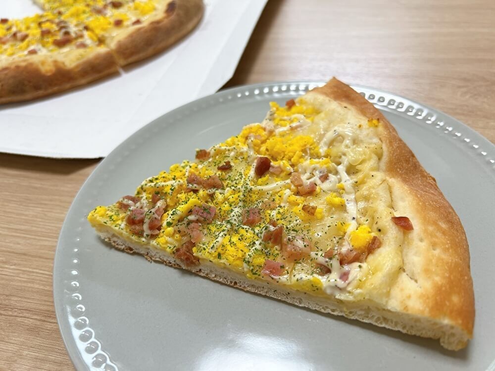 オーケーの期間限定商品「たっぷりたまごのカルボナーラピザ」
