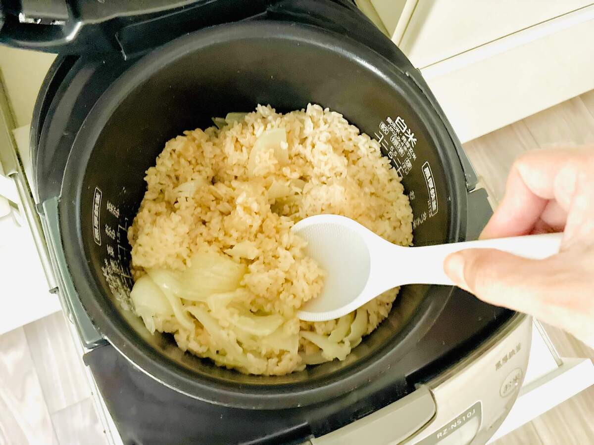 サンドウィッチマン＆芦田愛菜の博士ちゃん「玉ねぎ丸ごと炊き込みご飯」のレシピ