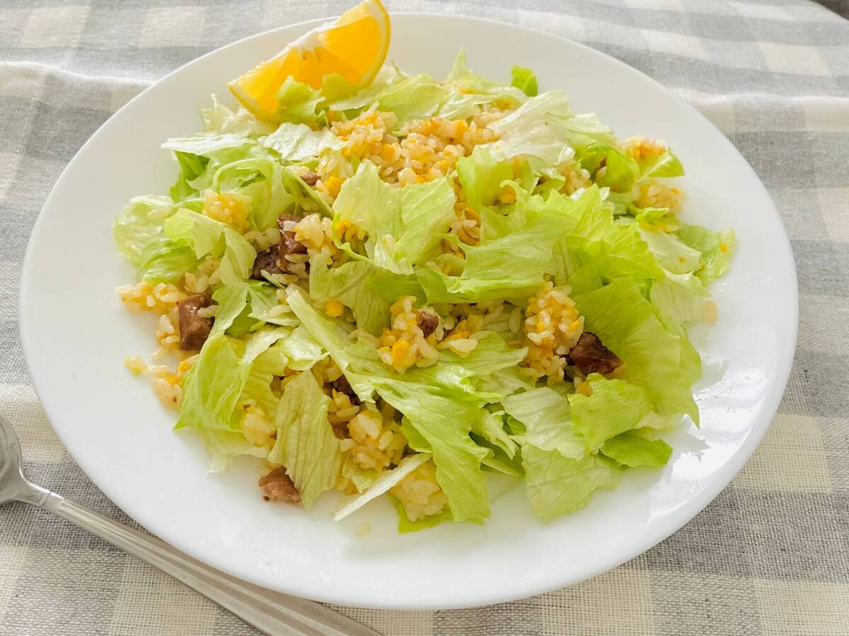 冷凍炒飯のアレンジ「レタス＆レモン」