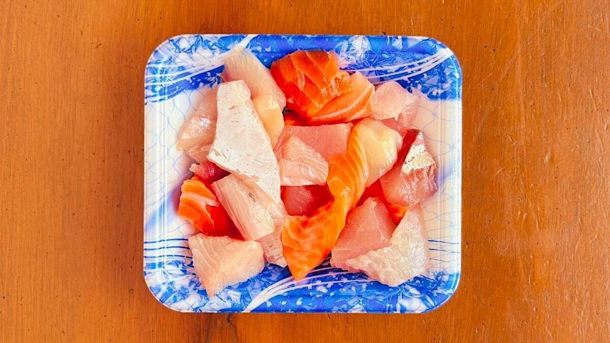 「端切れ刺身のにんにく塩昆布漬け」のレシピ