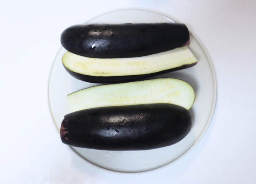 レンジで完結できちゃう♡「なすのピリ辛ユッケ風」