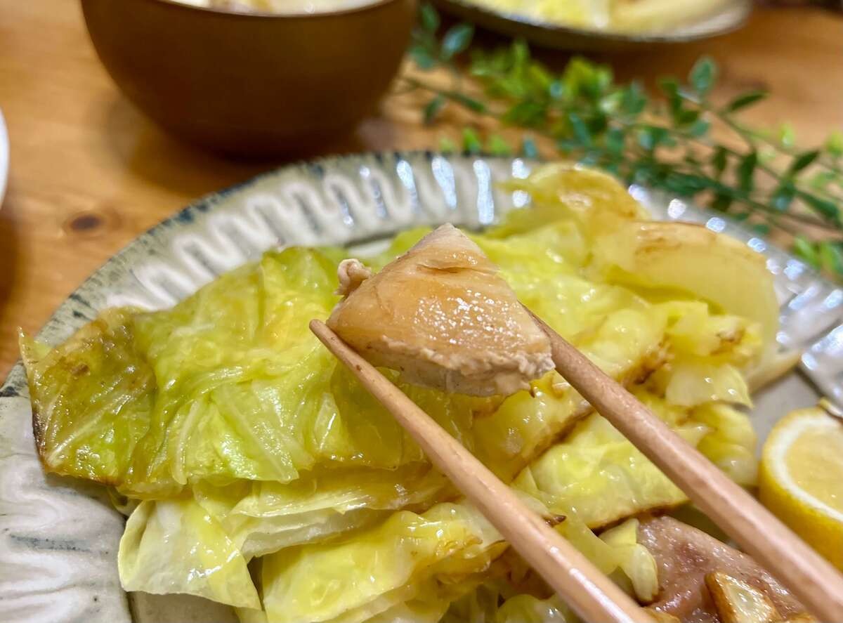 舘野鏡子さん「春キャベツと鶏肉のガーリックステーキ」