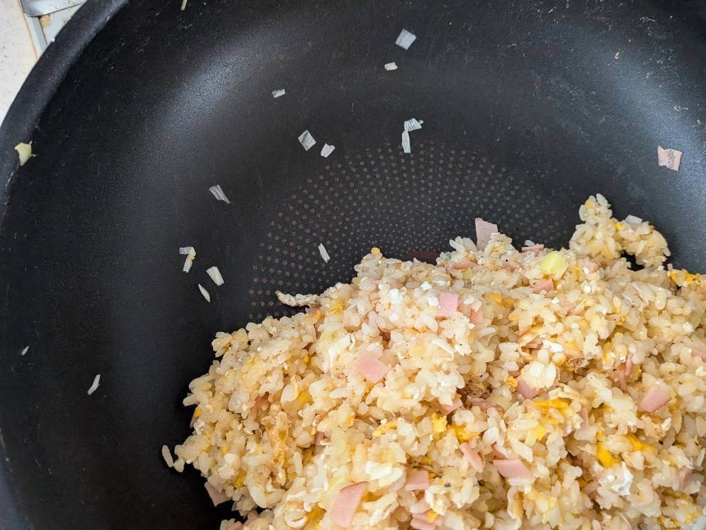 目玉焼きの旨味しみ込む黄金チャーハン
