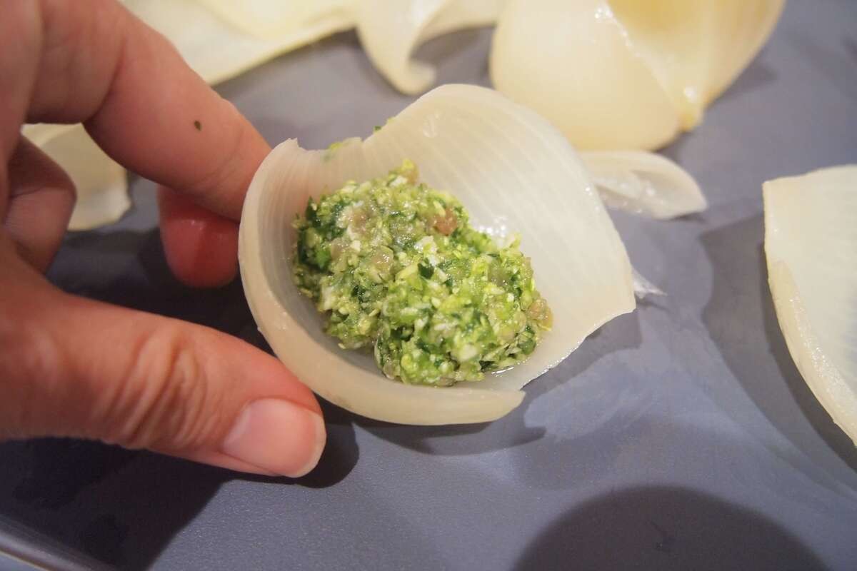 八百屋のシェフアキオさん「涙の使徒が包む旨味たっぷりのスープ餃子」のレシピ