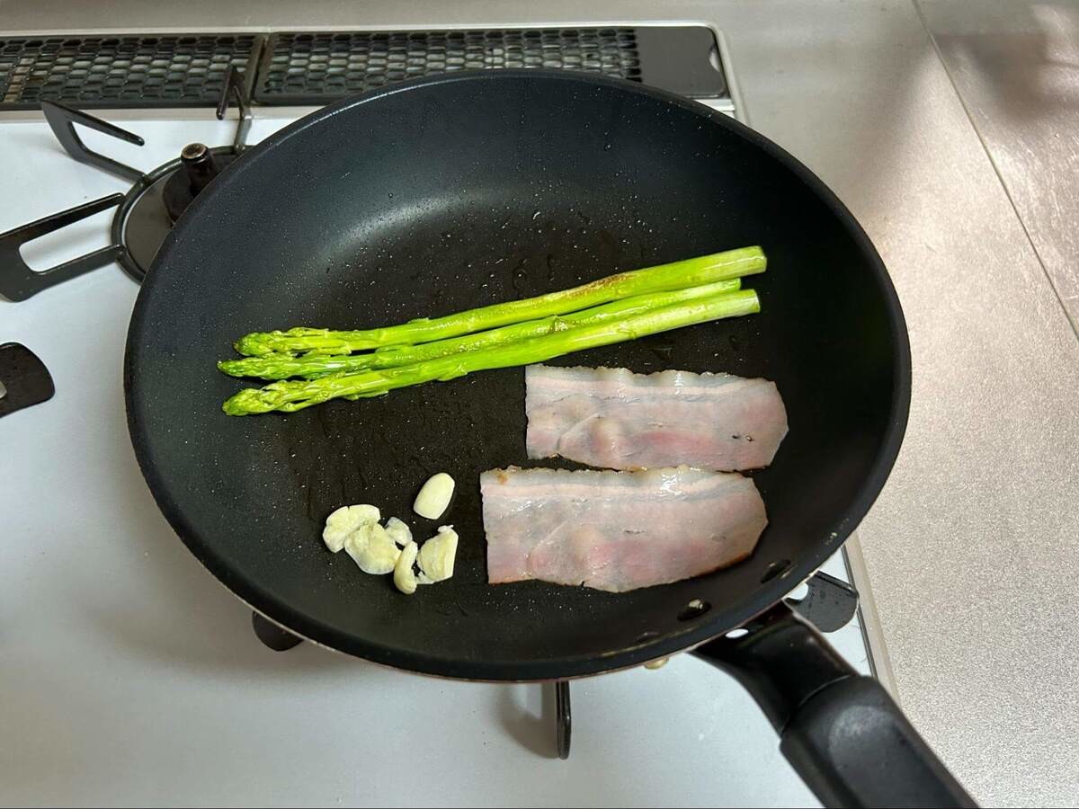 目黒蓮さんをイメージ「グラタン風アスパラとにんにくのチーズ焼き」
