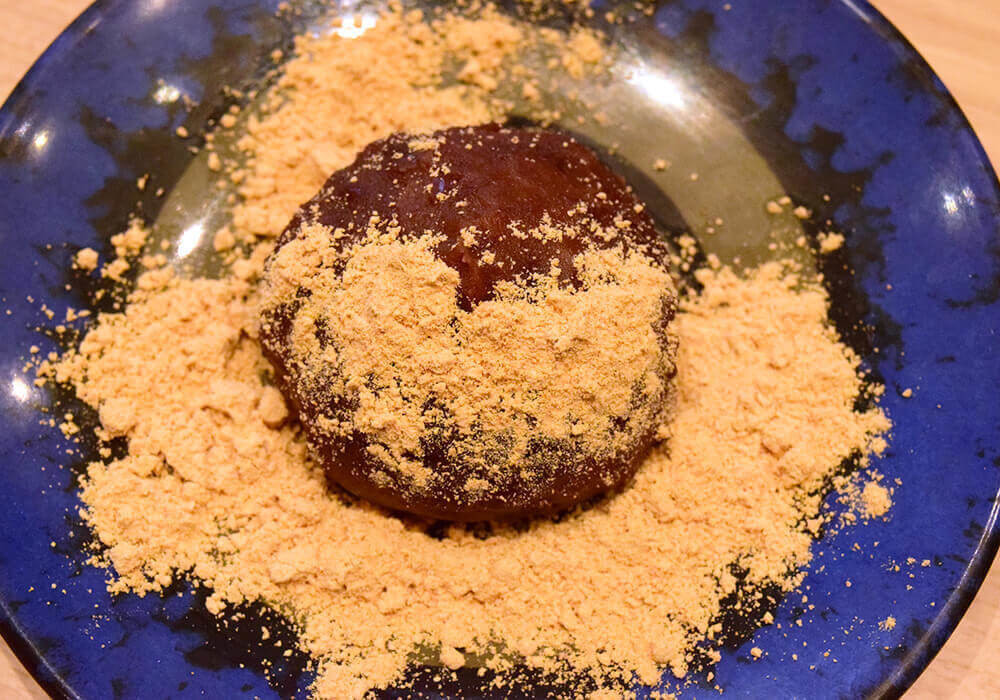 資さんうどんの「パリパリチョコソフト」を食べ比べ