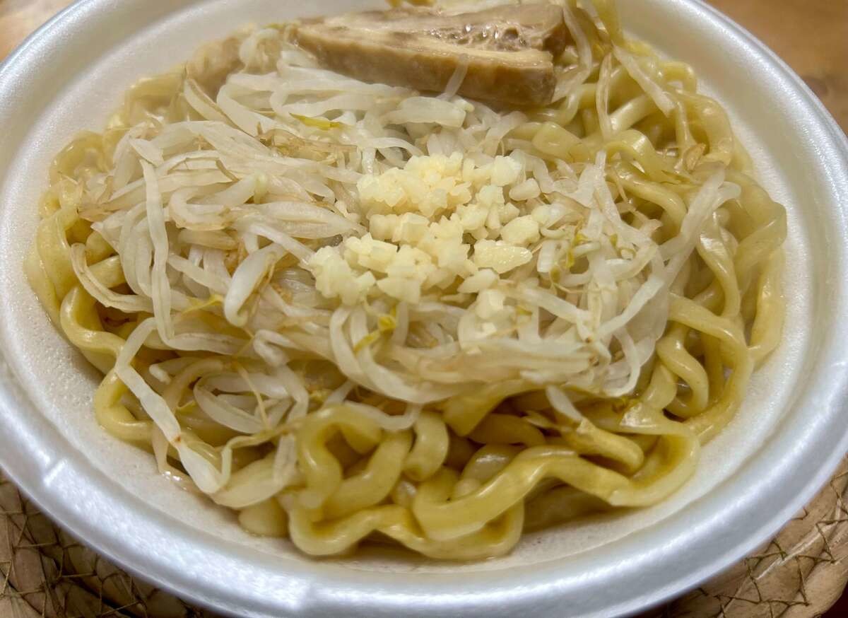 ファミマ「ラーメン荘 歴史を刻め監修 豚骨醤油 豚ラーメン」