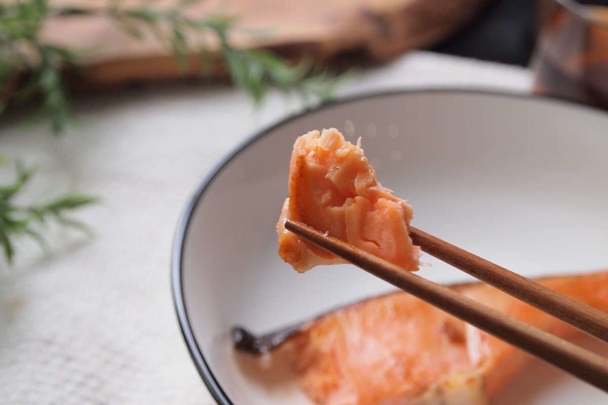 ZIPで話題！蒸し焼きでふっくら？【“ギョーザ方式”の焼き鮭】試して