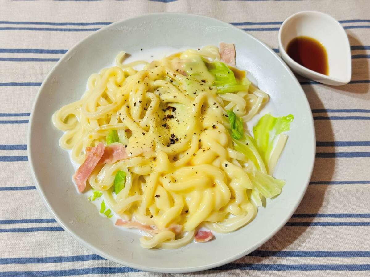 山本ゆりさんレシピ『キャベツとベーコンのチーズうどん』