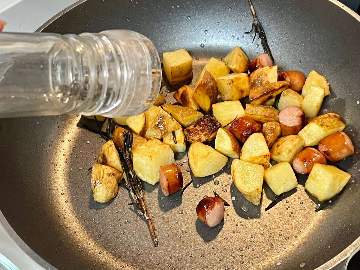 カリカリポテトとウインナーのハーブ炒め