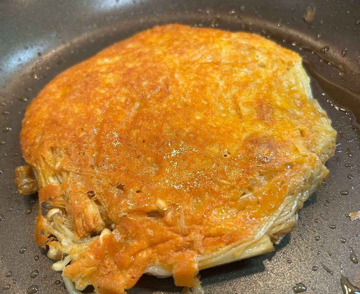 アキオさん「エノキチーズガレット」