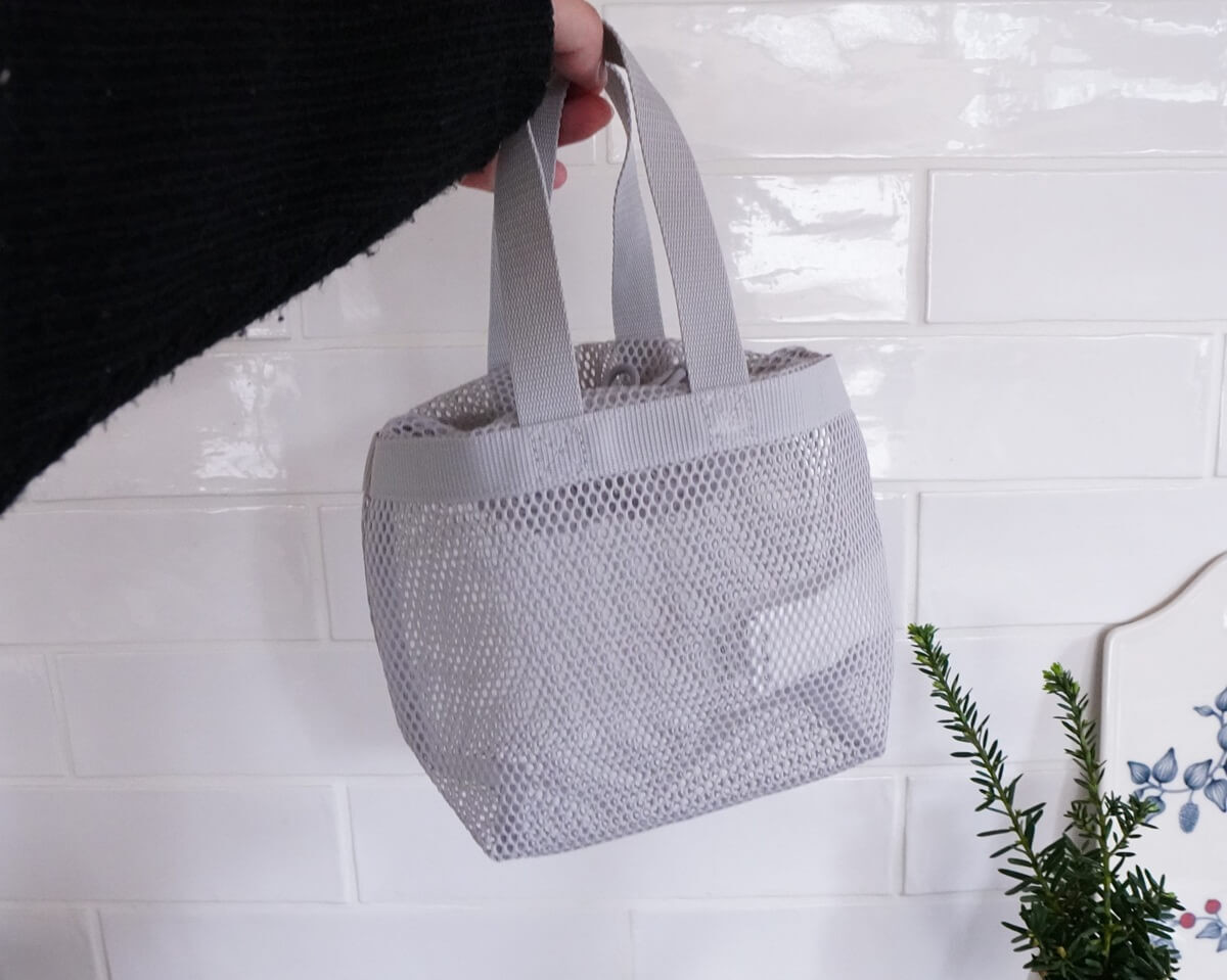無印良品の「立体メッシュ 持ち手付き巾着」